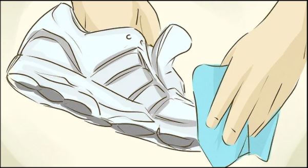 Dùng khăn cồn ẩm lau giày
