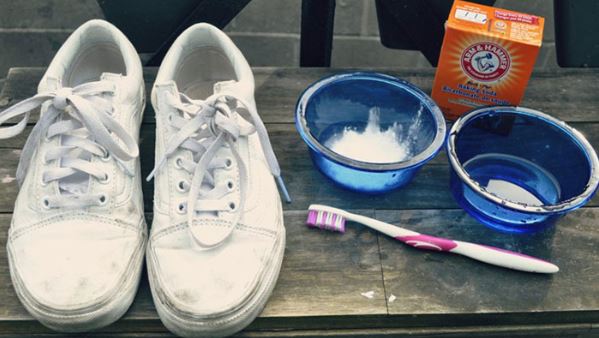 Sử dụng baking soda kết hợp giấm vệ sinh giày