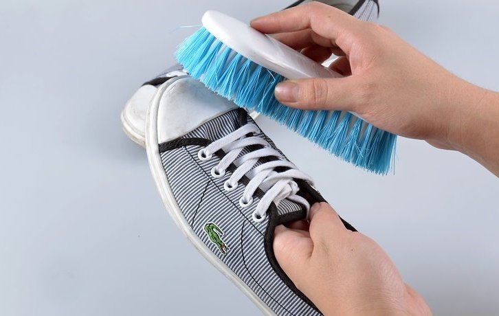 Dùng lông bàn chải mềm để chà giày